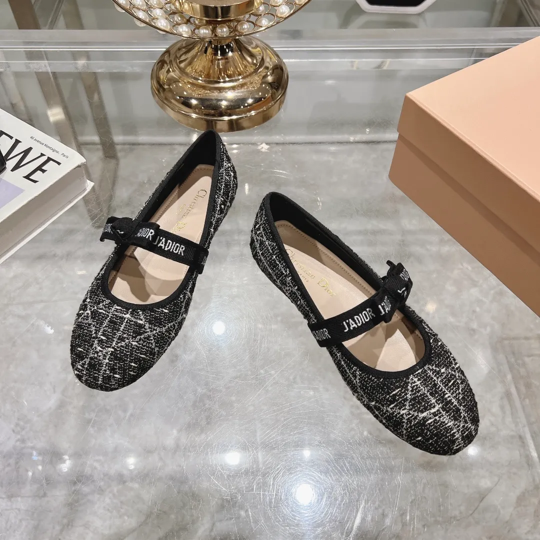 👟👟Ex-factory price 520👟👟 "Exclusive top version" Dior*Dior ✅2024vs spring and summer new series... [Round toe single shoes with small pearls] Original purchase and development! The last details of this shoe are perfectly restored 💐 The upper is made of special material and the inner padding is made of delicate lambskin. You can see the quality by looking at the details in real photos. It is a versatile style for little ladies and a lady. It is a stunning shoe at first glance... I love it. The genuine leather outsole imported from Italy has a five-pointed star logo! 35-39 (34.40 customization is non-refundable) Packaging: Original full set of packaging ☀The color official website is updated simultaneously